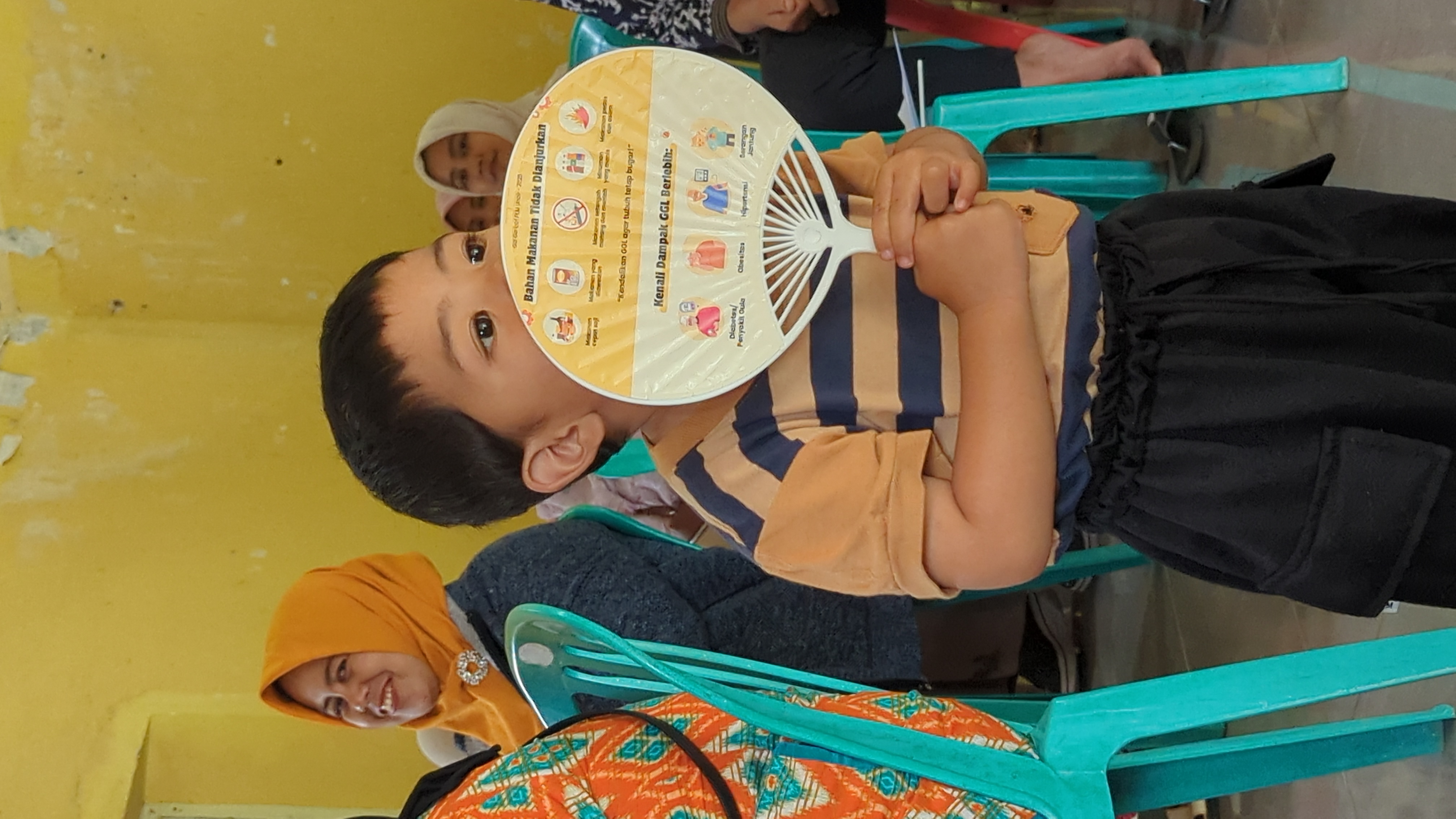 Pemberian media edukasi kepada peserta sosialisasi berupa kipas edukatif dan buku panduan menu makan lansia sehat